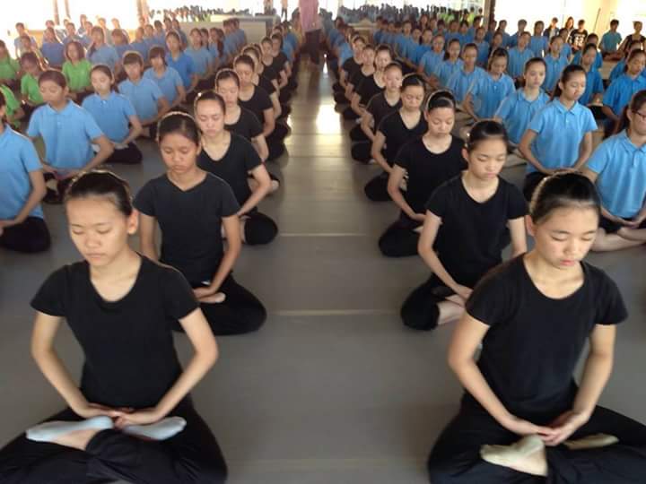 Học sinh Đài Loan luyện bài Công Pháp thứ 5 của Pháp Luân Công. (Ảnh: Falun Dafa)