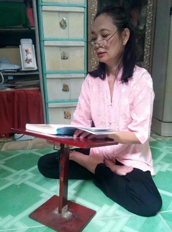 Cô Lánh đọc sách và ngồi thiền hàng ngày (Ảnh do tác giả cung cấp)