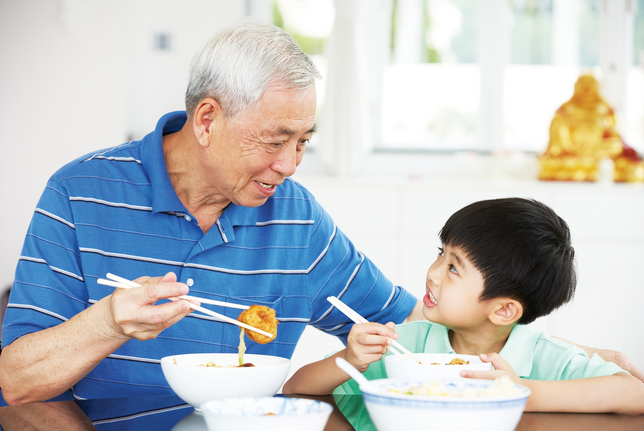 Внучки доставка еды. Дедушка и внук китайцы. Бабушка и дедушка на китайском. Китайские бабушки с внуками. Дед с внуком едят\.