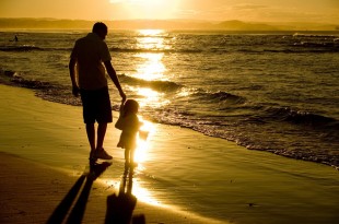 Người cha khổ cực, tần tảo một đời nuôi con gái, nhưng không đợi được con trở về báo đáp