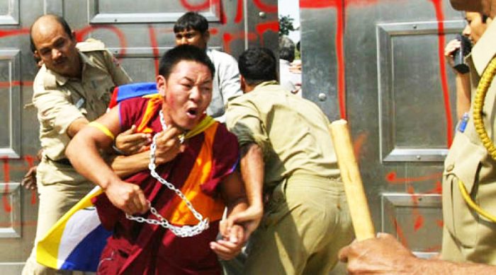 ĐCSTQ thay 10 điều răn trong Kinh Thánh bằng ‘Trích dẫn Tập Cận Bình’