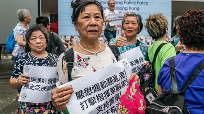 Truyền thông nhà nước nói các cuộc biểu tình là của các phụ huynh Hong Kong chống lại sự can thiệp của Hoa Kỳ và ủng hộ lực lượng cảnh sát