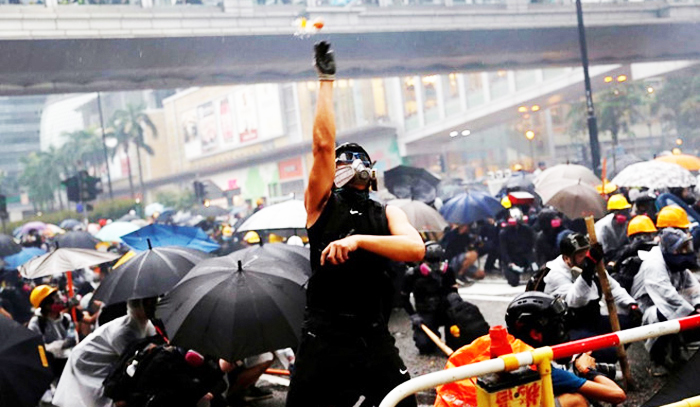 Các cuộc đối đầu ngày càng dữ dội cho phép Trung Quốc lựa chọn hình ảnh từ các cuộc biểu tình và khiến những người biểu tình trở thành những kẻ cực đoan và bạo lực.