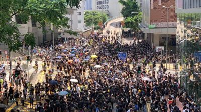 Cửa lớn bị khóa, nhảy ra bằng cửa sổ thì nào có tội gì?