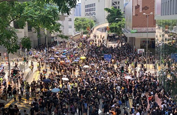 Cửa lớn bị khóa, nhảy ra bằng cửa sổ thì nào có tội gì?