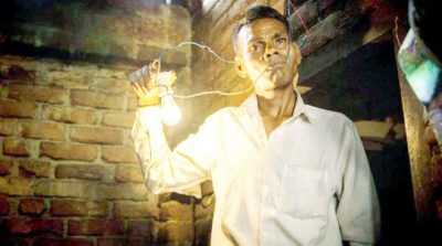 Người đàn ông có khả năng “nuốt trôi” dòng điện 1.100 volt mà không hề hấn gì