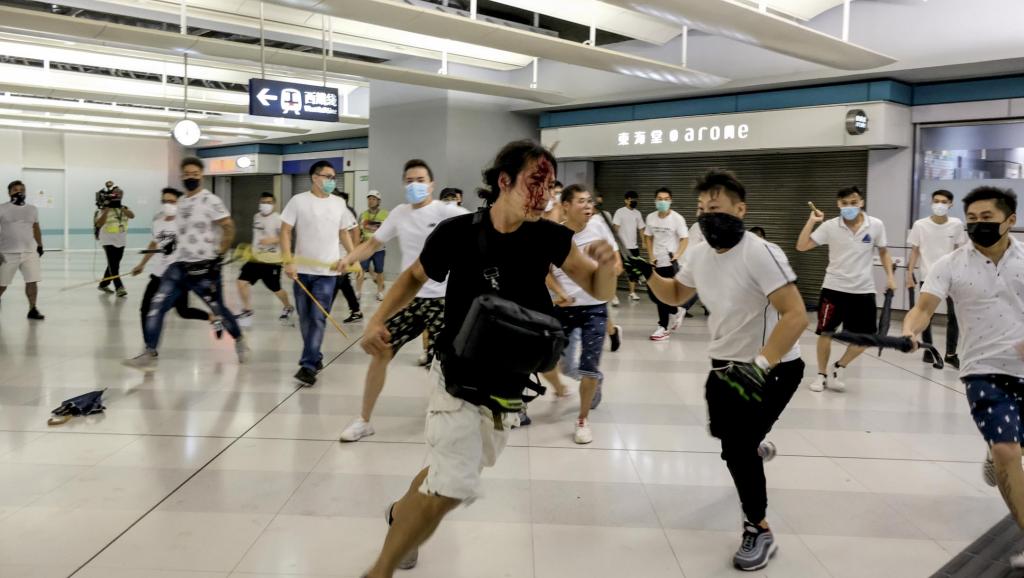Nhóm côn đồ áo trắng tấn công người biểu tình ở nhà ga Nguyên Lãng vào ngày 21/7, cảnh sát Hồng Kông đã chứng kiến nhưng không có hành động gì. (Ảnh qua rfa)