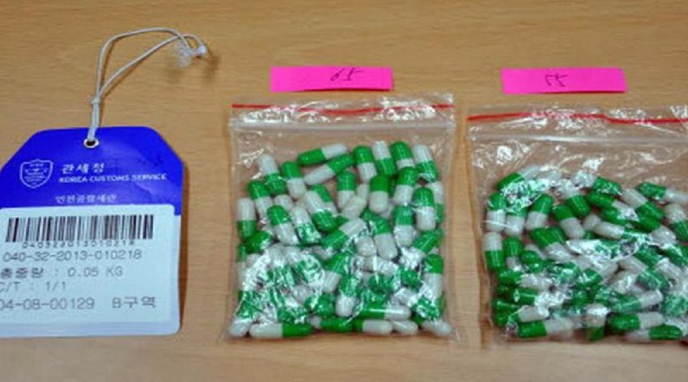 Các viên thuốc dạng con nhộng chứa bột thịt người được cơ quan hải quan Hàn Quốc tịch thu ở TP Daejeon. (Ảnh: SBS)