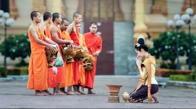 Người tu hành tránh sắc như tránh tên, coi ái tình không khác gì thuốc độc
