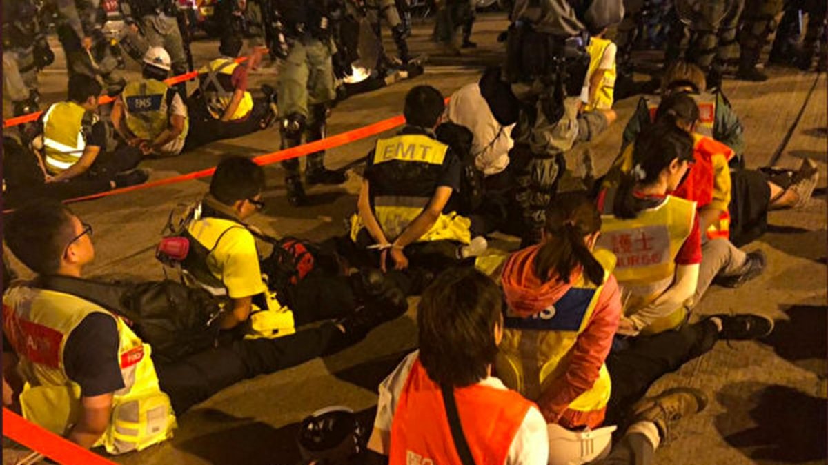 Nhân viên cấp cứu: Trường đại học Bách Khoa Hồng Kông đáng sợ như địa ngục (ảnh 1)