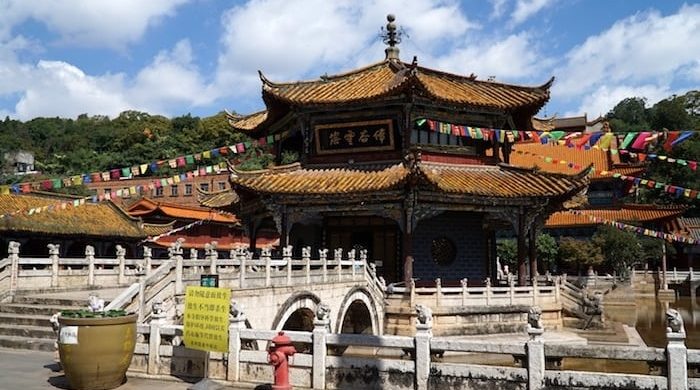 “Dịch vụ siêu độ” ở chùa chiền Trung Quốc: Thêm 500 tệ đầu thai vào Mỹ