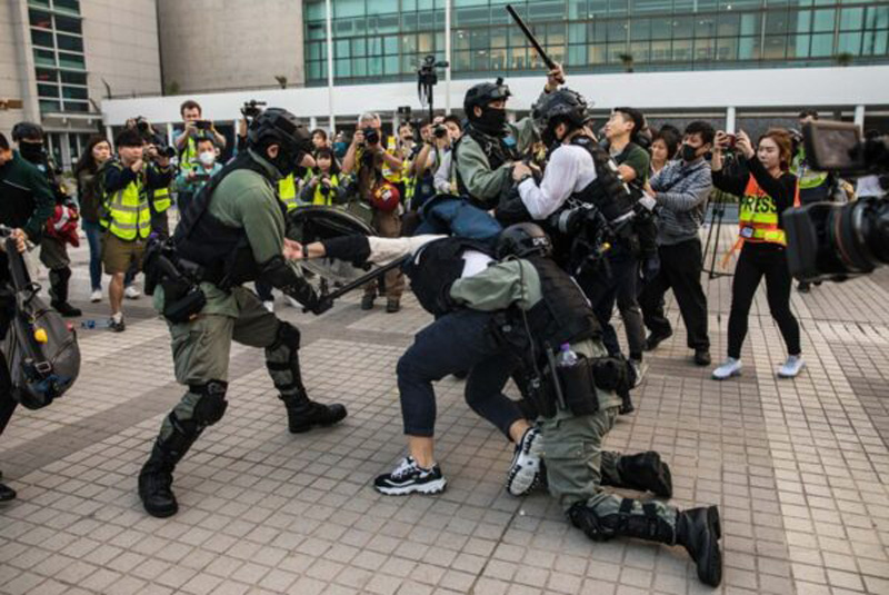 Ngày 22/12, trong một buổi mít tinh tại Quảng trường Edinburgh, Trung Hoàn, cảnh sát Hồng Kông hành hung bắt người biểu tình, kích động sự tức giận của công chúng, người dân bao vây cảnh sát Hồng Kông để giải cứu những người biểu tình. 