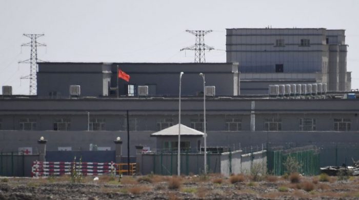 Trại tập trung Tân Cương: Phải hô to “Tập Cận Bình vạn tuế” mới được ăn cơm