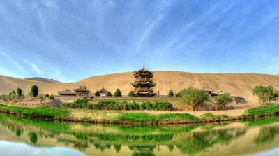 Hồ nước 2000 năm kỳ lạ giữa sa mạc khô cằn