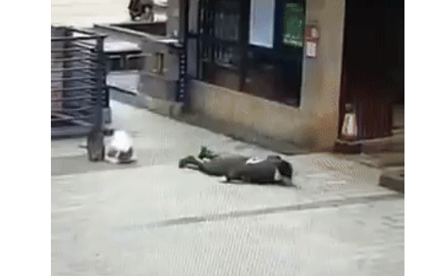 Cảnh người dân được cho là trong tâm dịch Vũ Hán đột ngột ngã xuống đất và nôn ra máu hệt như phim zombie gây bão