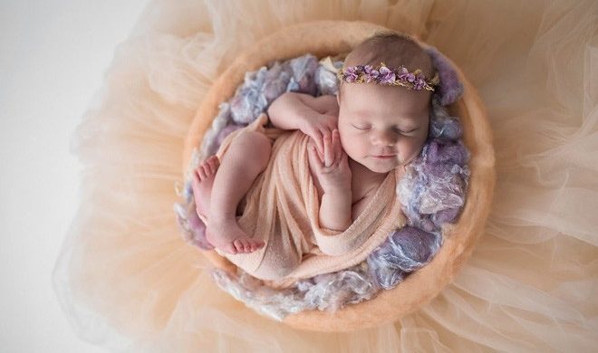 Bộ ảnh bé sơ sinh cuộn tròn trong những vòng tròn Mạn đà la