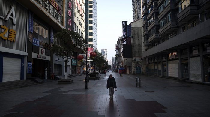 Video bệnh nhân Vũ Hán kể lại việc chứng kiến bệnh nhân chưa chết bị cho vào túi đựng xác