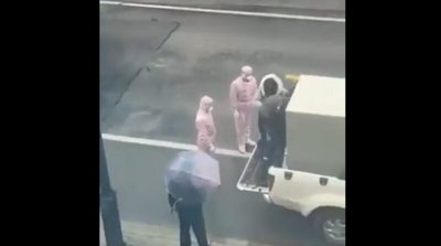 Thùng sắt vận chuyển người nghi nhiễm Corona vang lên tiếng la hét thảm thiết