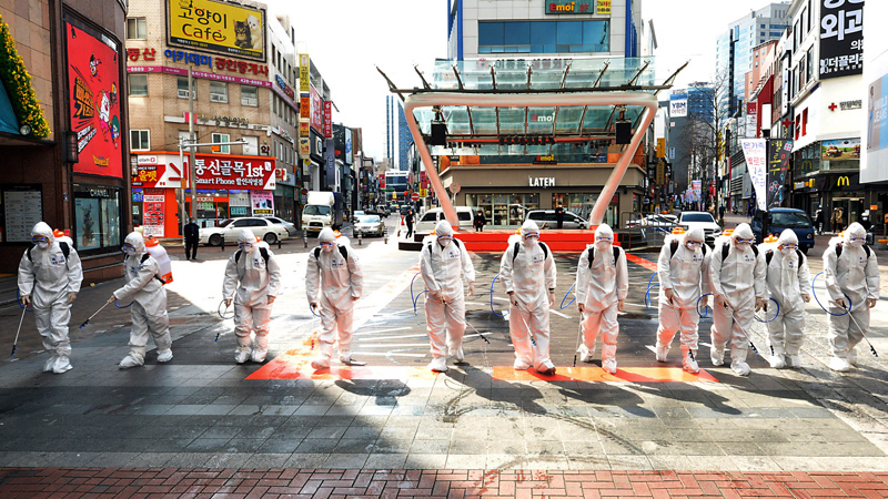 Lực lượng phun thuốc tiêu độc khử trùng ở Daegu, tâm dịch Covid-19 ở Hàn Quốc. 