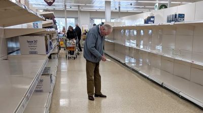 Dịch Vũ Hán: Đi mua đồ giúp 2 cụ bà hàng xóm, cụ ông chết lặng trước kệ thực phẩm trống không