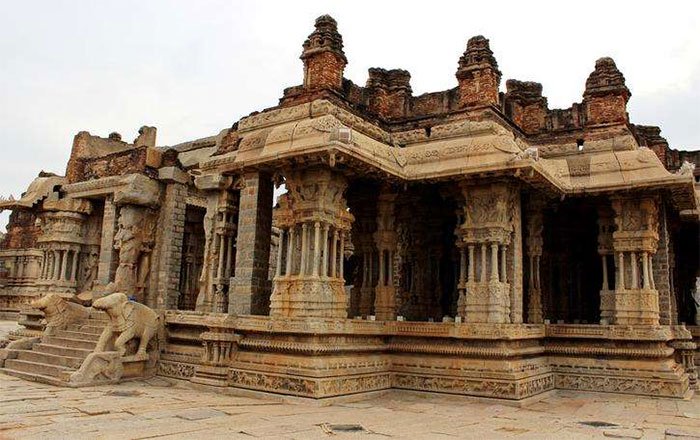 Điều làm ngôi đền này trở nên nổi tiếng là 56 trụ cột âm nhạc kỳ lạ.