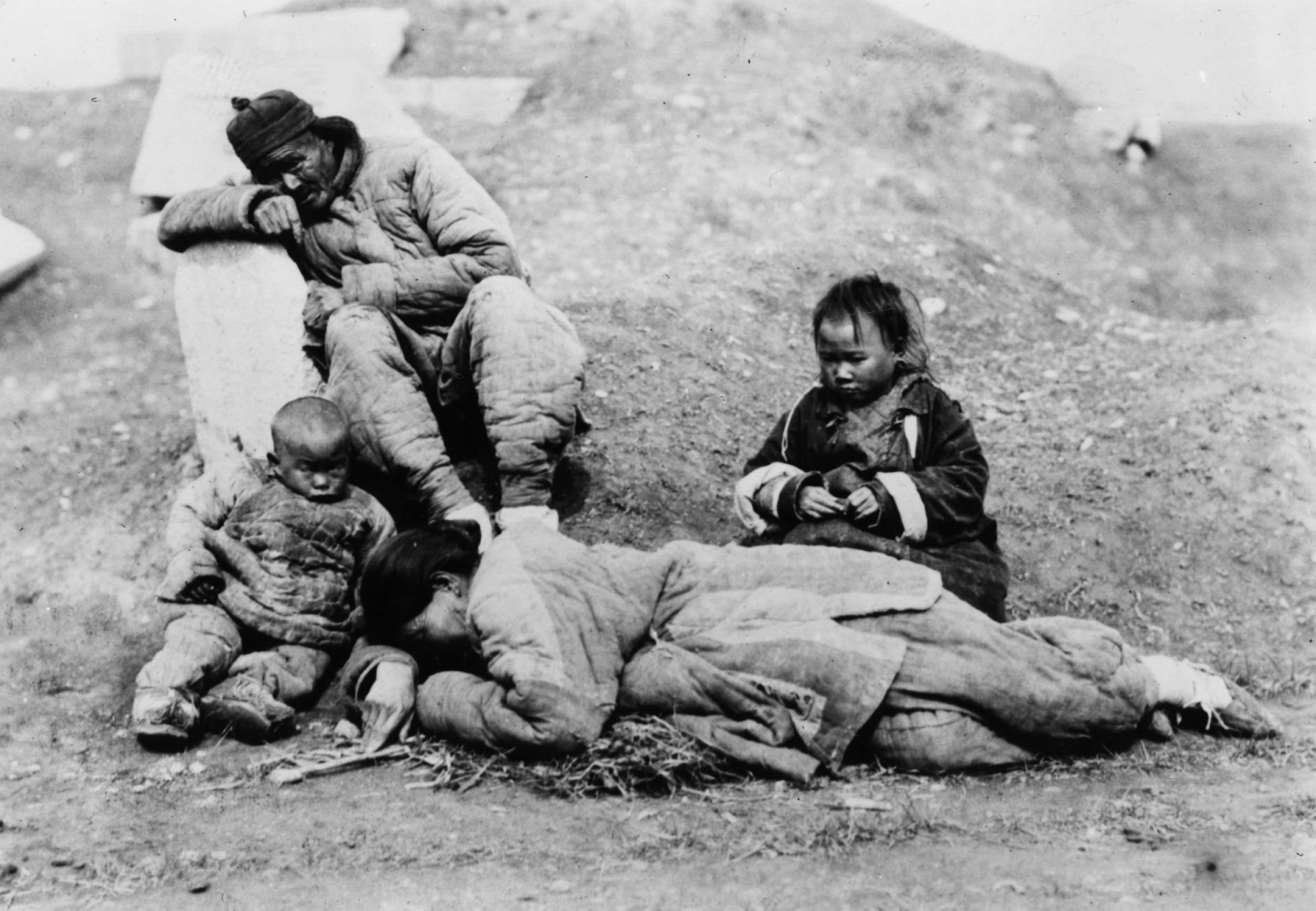 Nạn đói xảy ra vào thời kì đại nhảy vọt đã đẩy người dân Trung Quốc vào khốn cảnh, sự việc như ăn thịt người đã xảy ra. Ảnh một gia đình trong Nạn đói lớn (1958 - 1961)