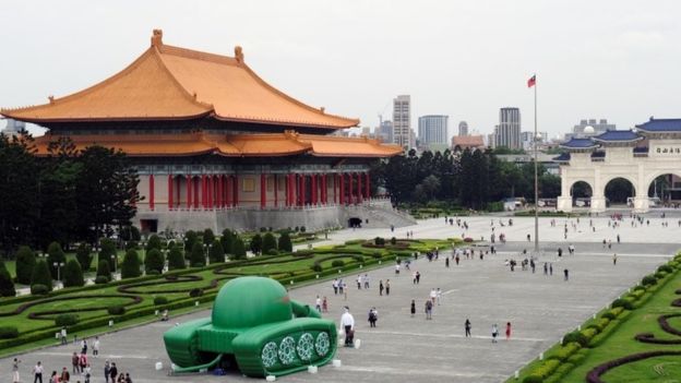 Người Đài Loan làm mô hình bong bóng tái hiện bức ảnh nổi tiếng trong sự kiện Thiên An Môn, tưởng niệm 30 năm sau thảm sát. 