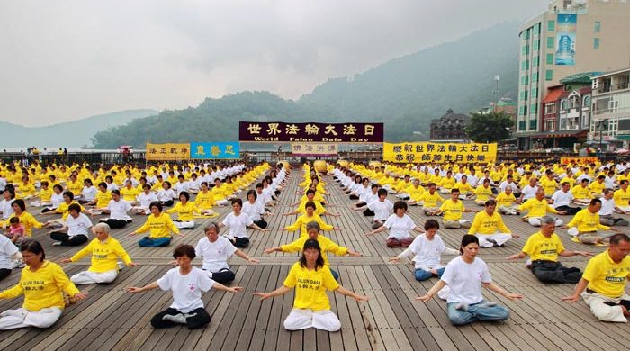 Đài Loan: Các học viên Pháp Luân Công kỷ niệm Ngày Pháp Luân Đại Pháp Thế giới tại Hồ Nhật Nguyệt