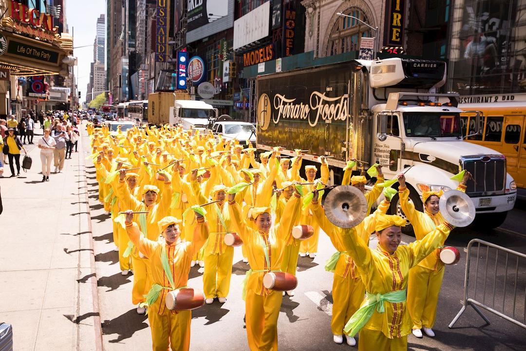 Celebrando el Día Mundial de Falun Dafa en Nueva York, Chicago y ...