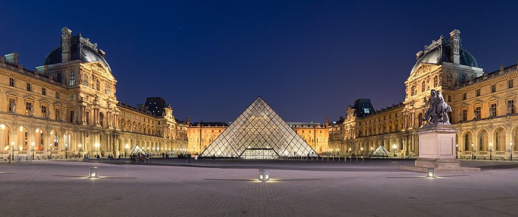 Kim tự tháp bằng kính ở trước viện bảo tàng Louvre
