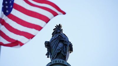 Quốc kỳ Mỹ tung bay trên tòa nhà Quốc Hội Hoa Kỳ vinh danh Nhà sáng lập Pháp Luân Đại Pháp