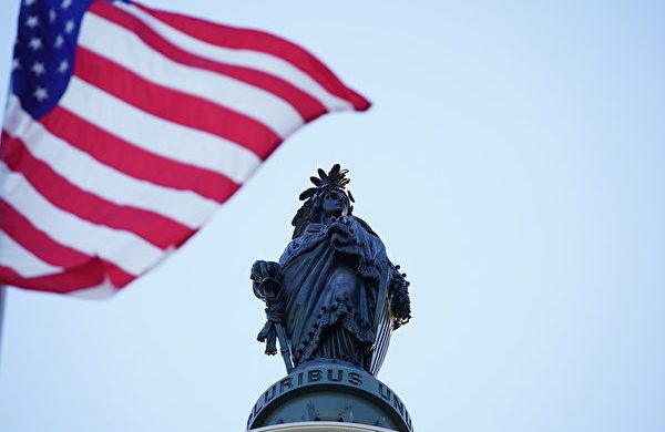 Quốc kỳ Mỹ tung bay trên tòa nhà Quốc Hội Hoa Kỳ vinh danh Nhà sáng lập Pháp Luân Đại Pháp