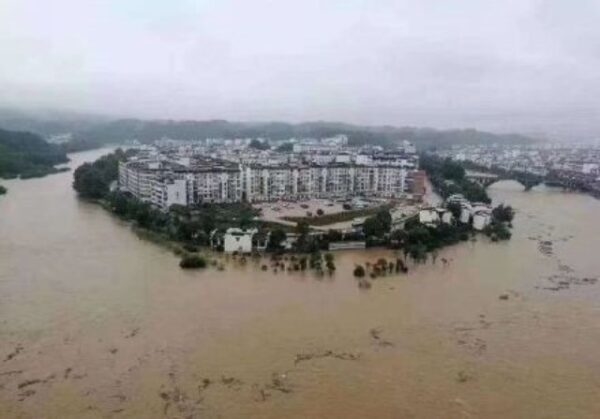 Trùng Khánh, Trung Quốc đang phải đối mặt với trận lụt lớn nhất trong 80 năm qua và một số khu vực đã bị ngập úng nghiêm trọng. (Ảnh Weibo)