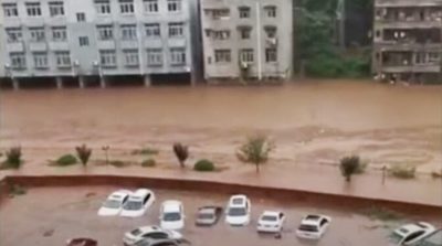 Đường quốc lộ sụt lún, nhà bị cuốn trôi, Trùng Khánh đối diện trận lũ lụt lớn nhất trong 80 năm qua