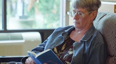 Lang thang trong thư viện, Barbara phát hiện ra thứ sẽ thay đổi vĩnh viễn cuộc đời cô