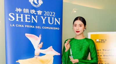 Hoa hậu Tô Diệp Hà diện áo dài truyền thống tham dự show Shen Yun 2022 tại Ý
