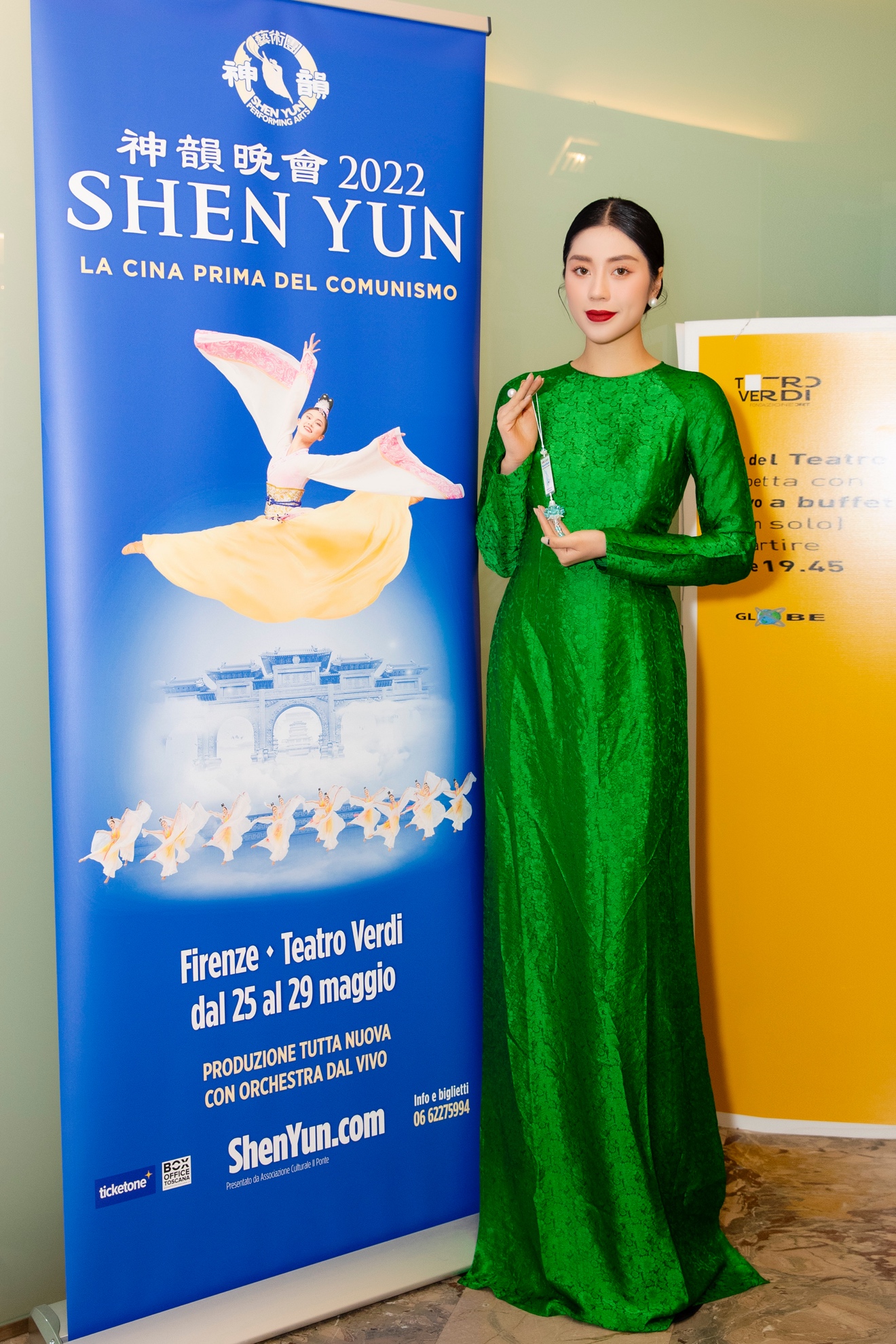 Hoa hậu Tô Diệp Hà diện áo dài truyền thống tham dự show Shen Yun tại Ý - Ảnh 2.