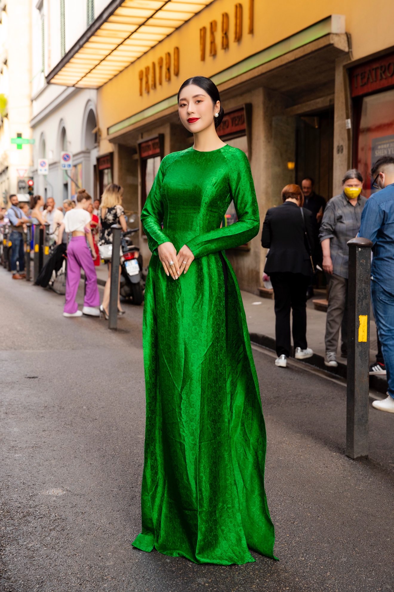 Hoa hậu Tô Diệp Hà diện áo dài truyền thống tham dự show Shen Yun tại Ý - Ảnh 6.